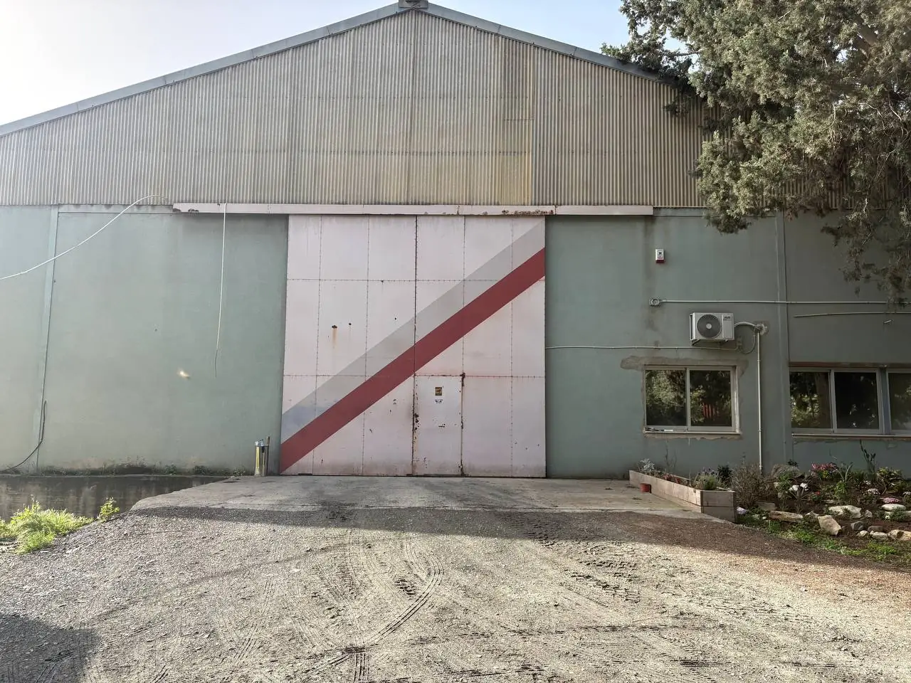 Ευρύχωρη αποθηκευτική εγκατάσταση